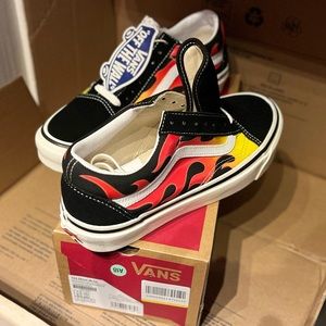 NWT- Fire 🔥 Vans Old Skool 36DX size 7